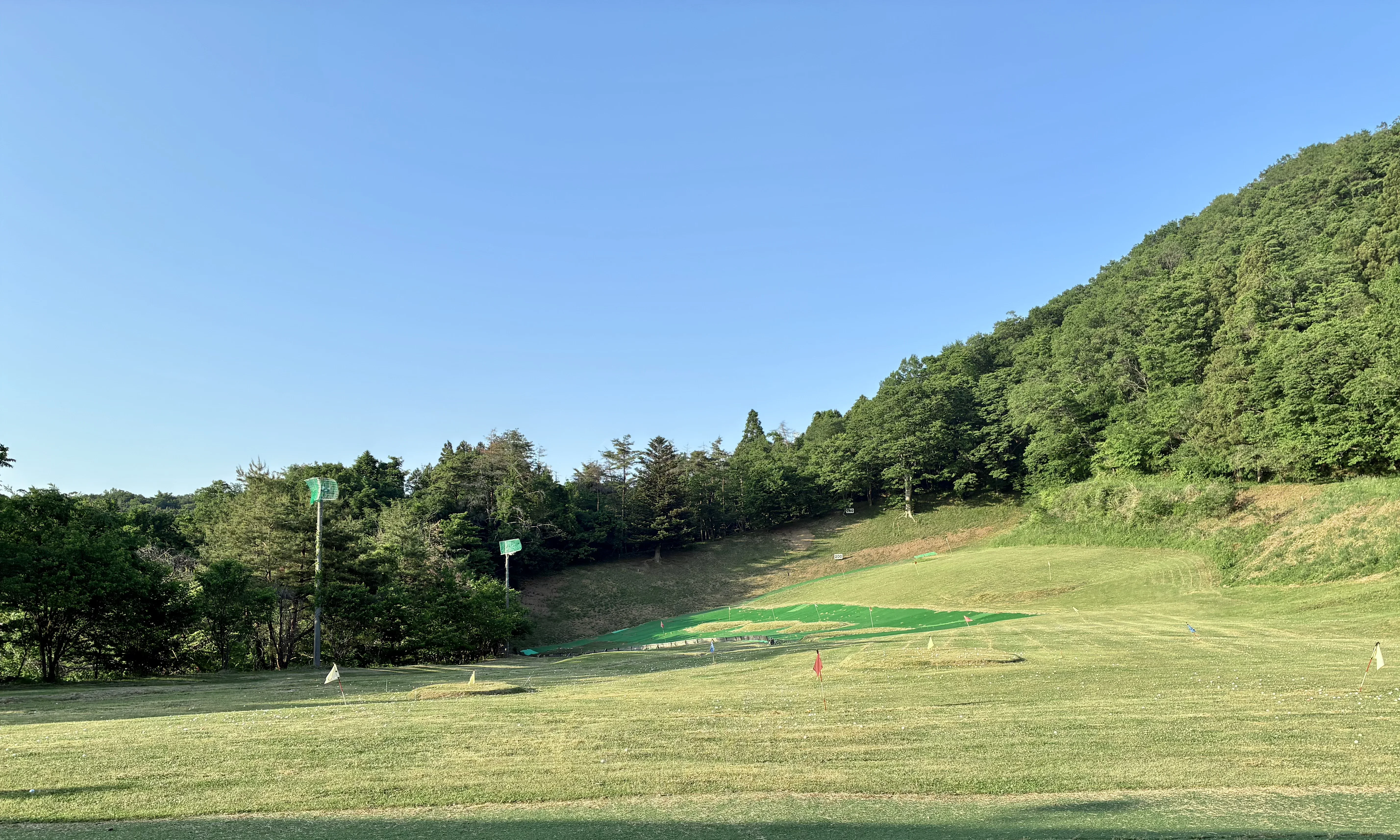 お春地藏ゴルフ倶楽部のフェアウェイと自然の眺め
