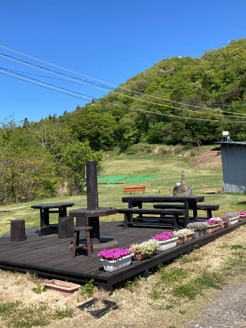 自然風景を楽しめるウッドデッキやベンチ
